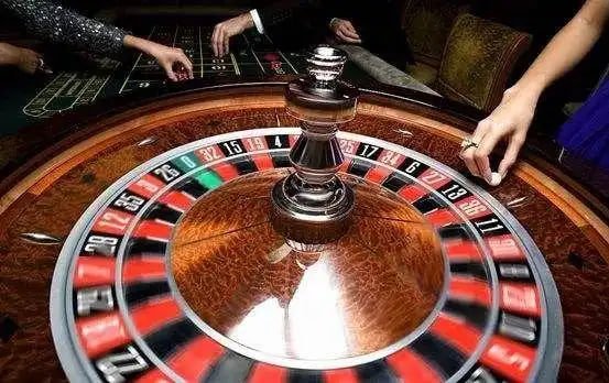 Antarmuka platform naga20000 menampilkan permainan dealer langsung, esports, dan slot